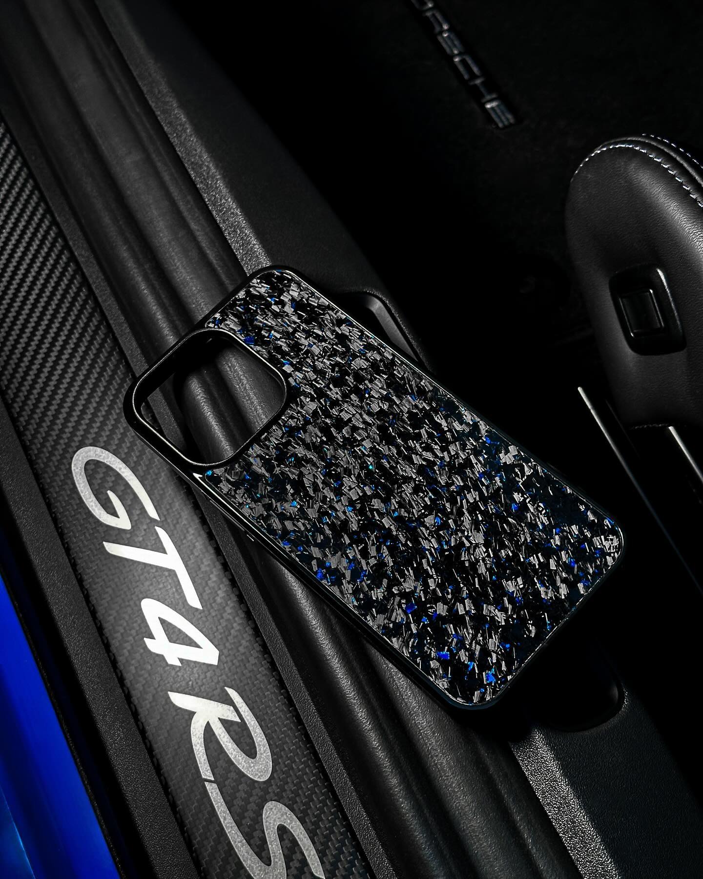 iPhone 11-16 Carbon (Small Flake)